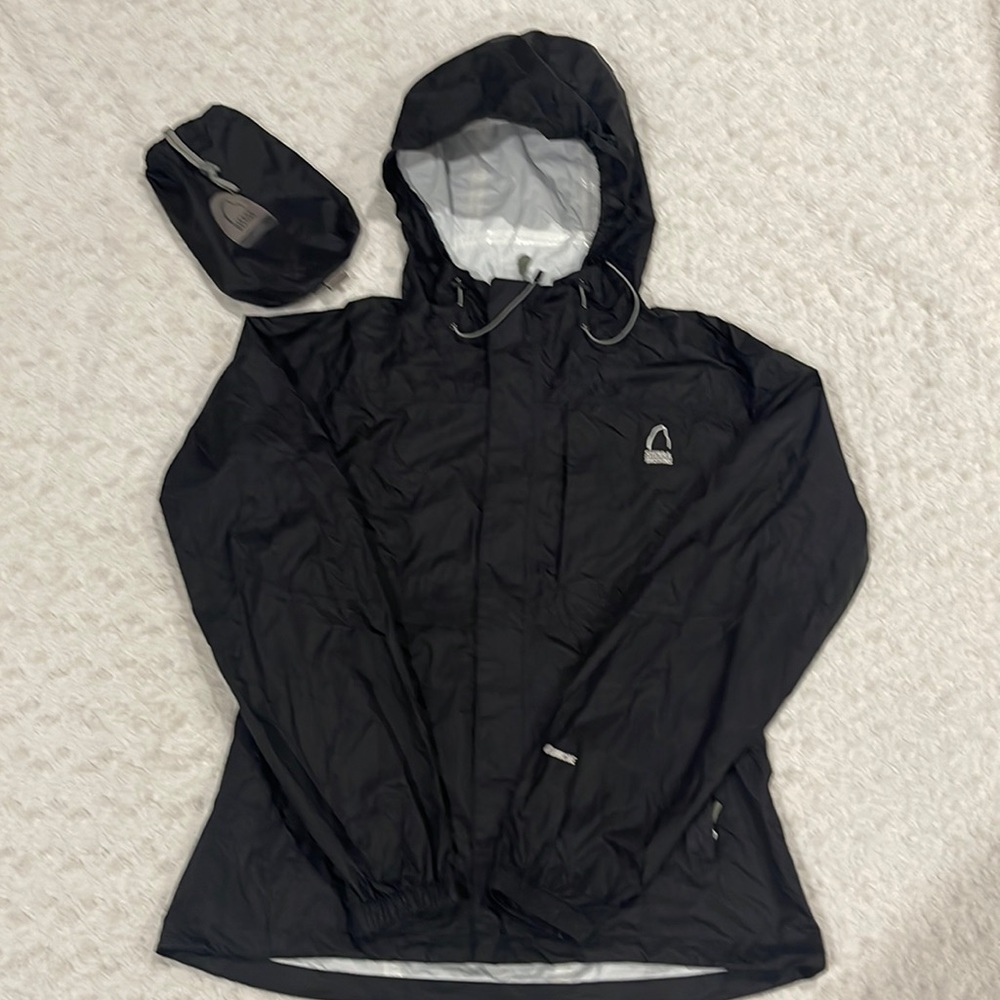Sierra Designs Hurricane Packable Jacket Black size Medium with stow away pouch.
